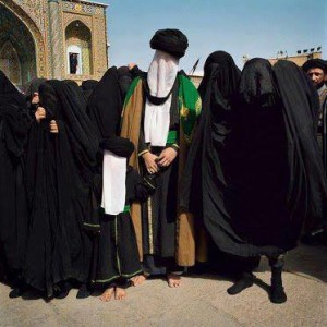صورة منشورة لمهدي الشيعة بعد ظهوره.. وحوله مجموعة من نساء الشيعة يصطحبنه لكن لا يعرف إلى أين؟!