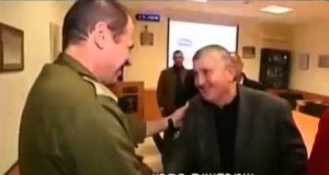 التلفزيون الاسرائيلي يعرض مشاهد لتبادل الأحضان والقبلات بين تجار من غزة وضابط في الجيش الصهيوني!!