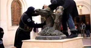رجال الحسبة بالدولة الإسلامية في درنة الليبية يحطمون التماثيل