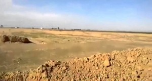 بكاميرا الجيش الشيعي: استشهادي بسيارة مفخخة يقتحم ويفجر تجمعا للجيش والحشد الشعبي رغم كثافة اطلاق النار عليه