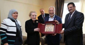 الغنوشي زعيم الإخوان المسلمين “يكرّم” وزيرة الأمريكية مادلين أولبرايت التي تفاخرت بقتل نصف مليون عراقي بالحصار!!