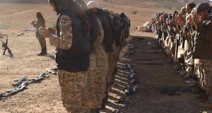 حمص: جنود الدولة الإسلامية يؤدون الصلاة قبل التوجه للهجوم على النصيريين
