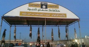 صور عاجلة من الحويجة: الدولة الإسلامية تعلق جثث قتلى الجيش والمليشيات الشيعية على أبواب المدينة