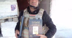 جنود الجيش الشيعي العراقي يحملون معهم كتاب “الفاحشة” الذي يطعن بأم المؤمنين الطاهرة عائشة رضي الله عنها