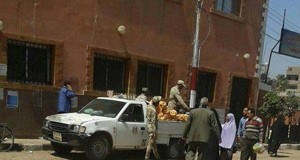 جنود جيش السيسي يبيعون البرتقال فى سوهاج