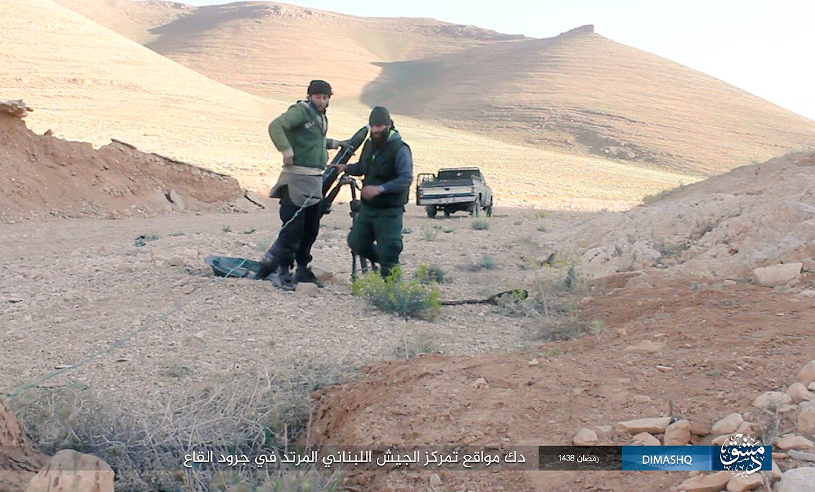 مقاتلو الدولة الإسلامية يقصفون مواقع تمركز الجيش اللبناني في جرود القاع