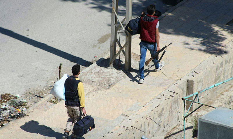 “أحرار الشام” وفصيل من “الجيش الحر” يسلّمون أسرى وأسلحة للنظام السوري في برزة بلا مقابل!