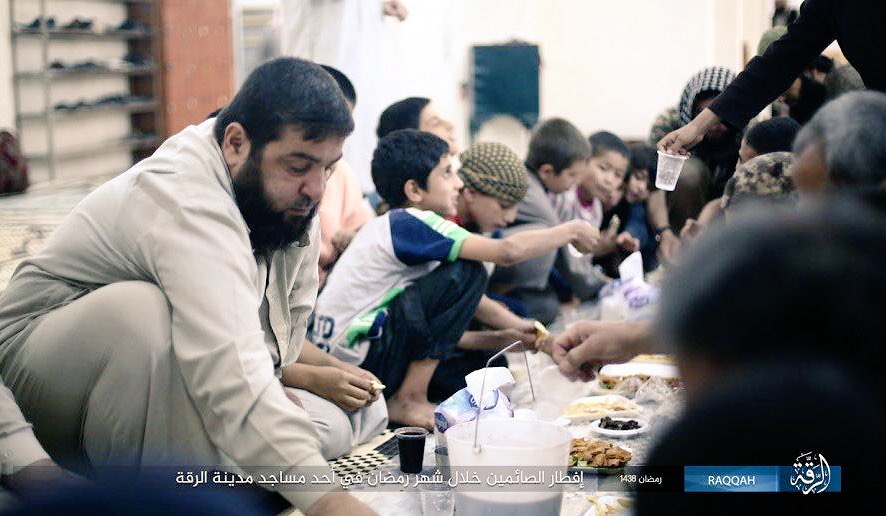 دولة_الخلافة_الإسلامية_في_صور 62: الرقة في شهر رمضان.. حياة الناس اليومية ودروس دعوية وإفطار للصائمين