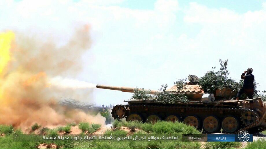 #حلب: مدفعية ودبابات الدولة الإسلامية وأسلحتها الثقيلة تضرب مواقع وآليات الجيش النصيري جنوب مدينة #مسلمة
